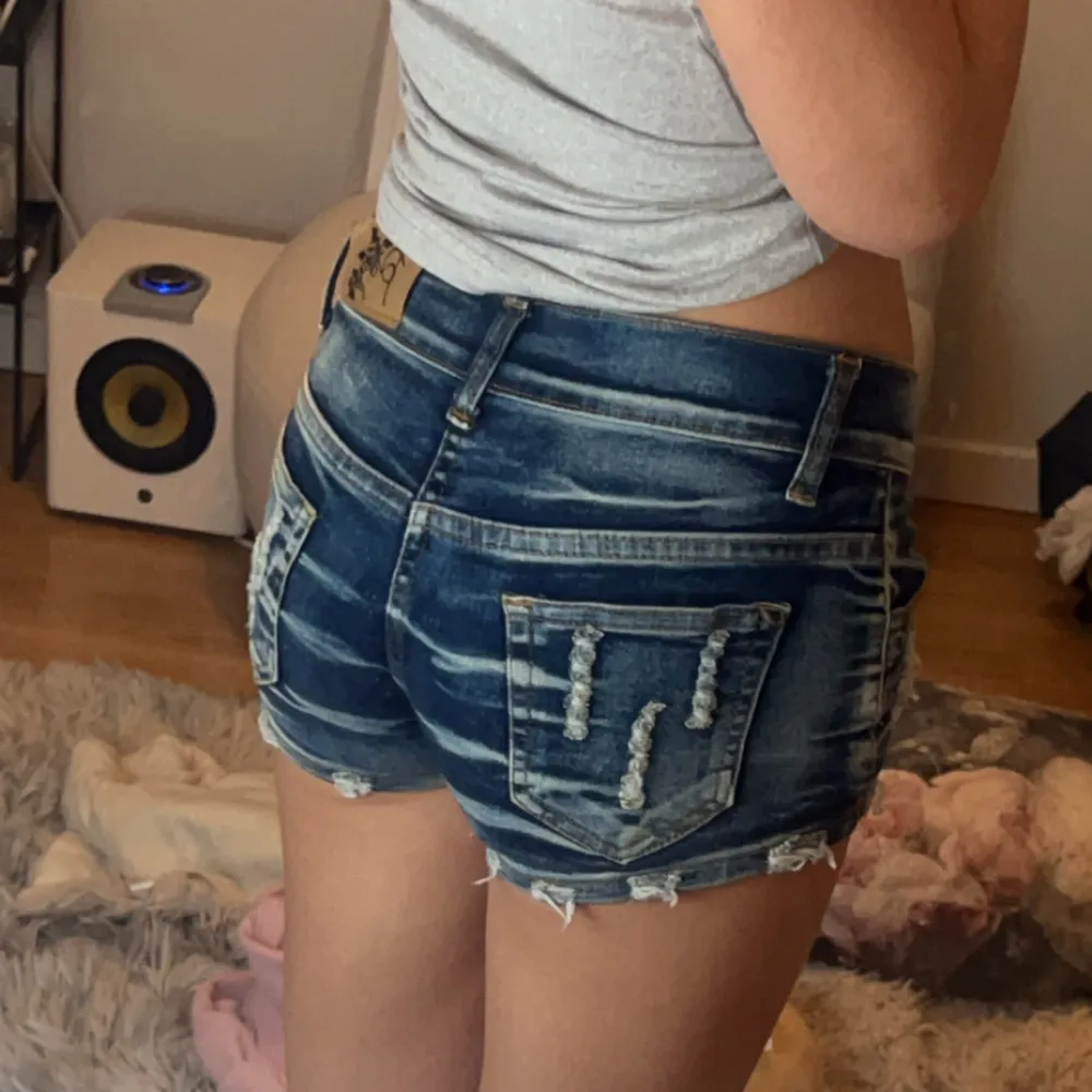 jätte low waist och korta jeans shorts!! jätte bra kvalitet. köpte för 450 ifrån grekland!. Shorts.