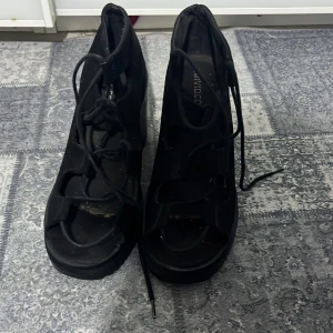 Svarta skor  - Köpte från en secondhand. Kostade 100kr. Blev för små.