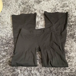 Lågmidjade mjukis  - Hej jag säljer ett par svarta Lågmidjade mjukisbyxor i storleken s. Det är köpta ifrån ginatricot. Kolla gärna in mina andra varor för att spara pengar och fraktkostnad.😊
