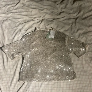 fest topp - jätte glittrig och fin fest tröja, aldrig använd, prislappen kvar.