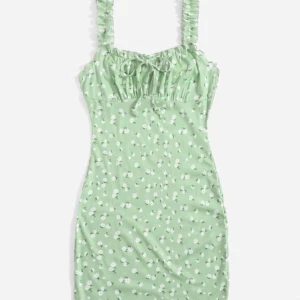 Grön blommig klänning  - Säljer nu min super söta blommiga klänning eftersom den har blivit för kort för mig och ej kommer till användning längre. Klänningen är så skön och stretchig vilket är perfekt för sommaren. Den har en knytning vid bröstet där man kan knyta till! Hmu!