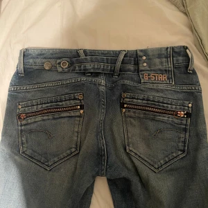 G star jeans - Säljer dessa g star jeans då dom tyvärr är för små för mig! Är lite korta på mig som är 168 cm lång. Midjemåttet är 38 cm och innerbenslängden är 79 cm