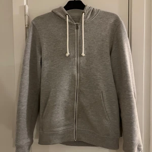 PIER ONE Zip - Pier One Zip hoodie  Grå  Storlek S  Normal passform
