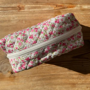 Blommig necessär  - Aldrig använd, bra necessär med dragkedja 