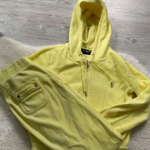 juicy couture set - säljer då det inte används 💕 båda delarna är i strlk s och är nästan i nyskick! materialet är inte velour men det är fortfarande mjukt och skönt ☺️ använd gärna köp nu 💕