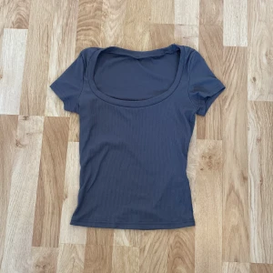 Fin grå T-shirt  - Jätte sött grå T-shirt, luftig av sig och passar med allt. Den är elastisk, men håller sig garanterat i skick! :))