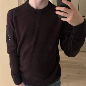 Cp company stckad tröja - Tvär fet cp company tröja i stl s men passar även m, värmer perfekt nu till vintern. Skriv privat vid eventuella frågor👍
