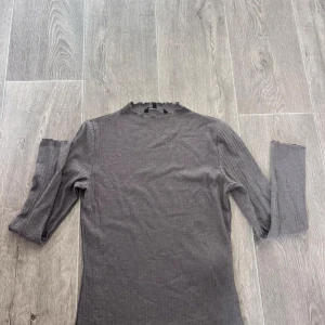 Tröja med liiite polo - Helt ny! Aldrig använd! Inga hål osv! Strl S