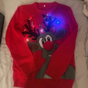 Jul tröja  - Superfin jul tröja som lyser  Storlek M men passar även dem som har mindre storlek om man vill ha den oversize. 