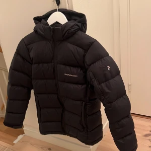 Peak Performance jacka - Jättefin varm peak jacka i storlek 170, men är som xs/s! Jag har nyss haft den och bär oftast S. Modellen FROST DOWN JACKET. Fint skick och perfekt nu till vintern