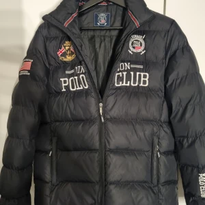Polo jacka  - Säljer denna jacka då den inte används. Den är i fint skick och använd under förra vintern. Vid fler frågor om jackan är det bara att skriva till mig🩷