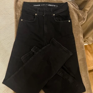 Bikbok - svarta jeans - Svarta jeans från Bikbok. Använd få gånger. Storlek 27-32. Kontakta mig privat om du vill ha bild på hur den sitter på. 