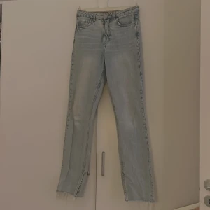 Jeans Gina Tricot  - High waist slit jeans från Gina Tricot som inte säljs längre.  