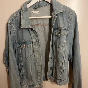 Blå jeansjacka - Blå jeansjacka med volanger på ryggen/armarna från Gina Tricot❤️ storlek 38
