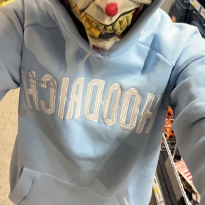 Hoodrich hoodie - Säljer min hoodrich hoodie, kommer ej till användning dessvärre. Fint skick, använt typ 3 gånger endast💖
