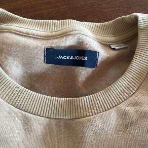 En långärmad tröja från Jack and Jones använt Max 1 gång och är som ny.  Färg: Beige  Storlek: M Skick:10/10 