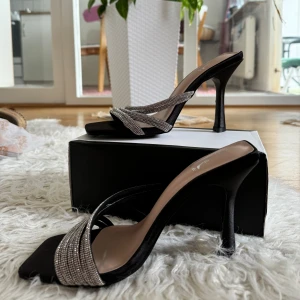 Svarta mules med diamanter - Helt oanvända klackskor. Dom är för små för mig annars är dom så fina och eleganta!!