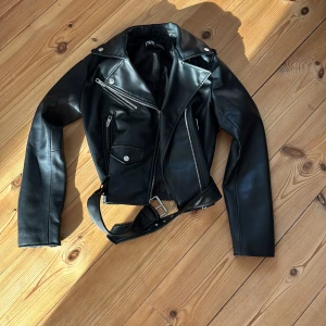 Skinnjacka  - Säljer denna skinnjacka från Zara, använd ett par fåtal gånger. Storlek Xs