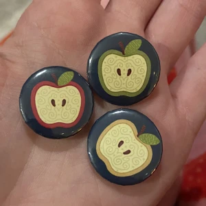Äpple pins  - Pins med äpplen på! Min egen design :) 