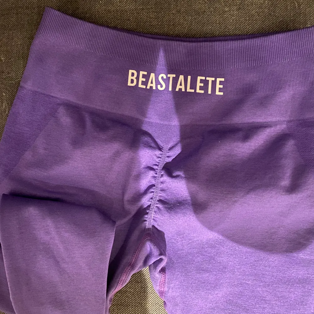 Lila träningstights med scrunch från Beastalete. Storlek M & true to size. Jättefint skick. Supersköna & formar rumpan bra.. Sportswear.