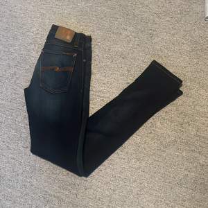 As feta slim fit jeans i 10/10 skick från nudie jeans i storleken 26/32 pris kan diskuteras vid snabb affär säljer pga att de är för små