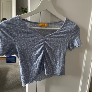 Blommig topp - Super fin blommig topp ifrån Gina Young i ett super fint skick 