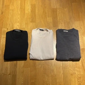 J.Lindeberg tröjor bulk deal - Tre riktigt schysst J.Lindeberg tröjor i bulk deal! Köp alla tre för endast 1000kr styck. Nypris: 1300kr per tröja. Om du är intresserad av någon individuell tröja kika då på min profil😊Alla tröjorna är storlek M och passar S-M. 100% Merinoull!
