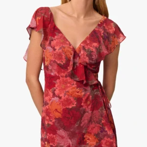 Adoore Nocelle Klänning  - Adoore klänning  Namn: Nocelle  Storlek: 32 (man knyter den själv så passar nog även andra storlekar)   Enbart testad, helt i nyskick. Köpt på sample sale, därför säljs den billigt  Köparen står för frakten  (Kan även hämtas på Kungsholmen) 