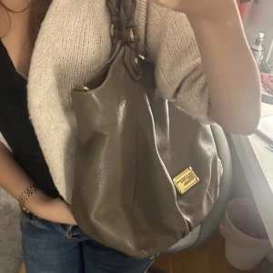 Marc jacobs classic q - Jättefin brun/beige väska från Marc Jacobs! Ord pris: 7000 men priser med tanke på skick: se bild! De finns lite slitningar i banden på väskan men de är inget märkvärdigt samt bläckfläck inuti! Annars är den helt hålfri och perfekt till skola❤️