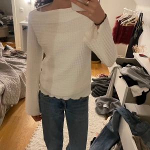 Vit blus  - Säljer denna så söta blus i ett otrolig sick. Tröjan är använd 2 gånger🤩❤️❤️