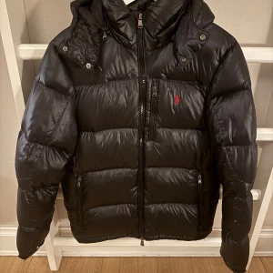 Polo Ralph Lauren jacka  - Säljer nu denna svarta Polo Ralph Lauren jacka i bra skick, 9/10. Sjukt bra nu till vintern. Skriv vid frågor eller funderingar🤝🏻