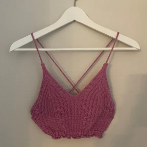 Rosa stickat linne - Det här linnet är perfekt för dig som vill klä dig tjejigt och lite indie- eller för dig som älskar stickat och vill ha en feminin look. Med tanke på att tröjan är gjord av en blandning av polyester och bomull har den lite stretch så att den formar!🤍