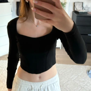 Gina Tricot  - Långärmad topp som funkar både till vardag och fest 