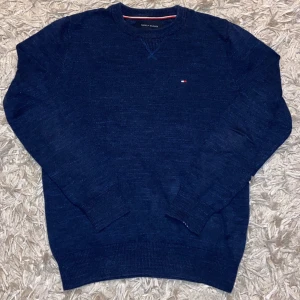 Mörkblå Stickad Tommy Hilfiger tröja  - Mycket bra skick, inga tecken på användning Mått: S  Längd - 61  Bredd - 43