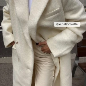 Lång NA-KD kappa vit - Helt oanvänd kappa med prislapp kvar från NA-KD  Storlek 34