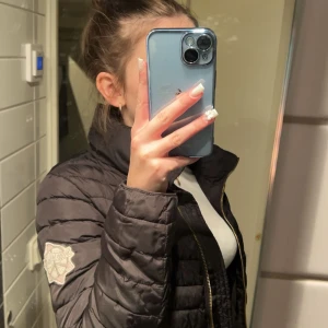 Oddmolly jacka  - Jätte fin jacka som knappt är använd. Jätte jätte litet hål bakom vänstra armen men inget som syns! Därav priset🥰