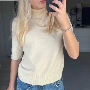 Beige tröja  - Beige tröja med krage 