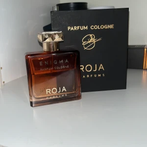 Roja Enigma  - Säljer en Roja Enigma, ca 65ml kvar. Förvarat i en mörk och sval garderob.