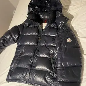 Säljer nu denna Moncler Maya som jag Köpte av en kompis som köpte den på vongreven_clowner för 6900, jacka är i hyfsad bra skick lappen på insidan som finns i bild 3 sitter lite löst, om du är intresserad eller undrar något är de bara och fråga