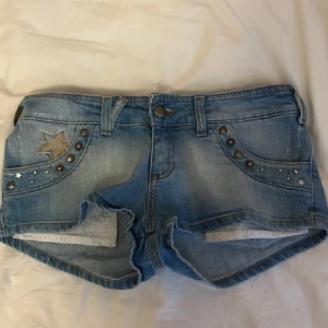 Lågmidjade jeansshorts  - As snygga shorts med låg midja och coola detaljer 🌟 Midjemåttet rakt över:35 cm Längd : 19,5 cm Köp via plick