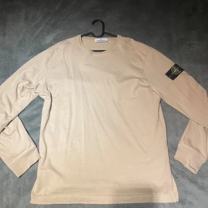 Stone island crewneck  - Skicket är 10/10  Köpt på stone island butiken i Stockholm  Kom privat för mer bilder 