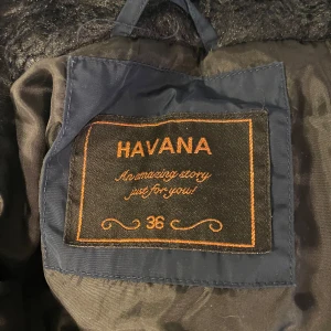 Mörkblå dunjacka från Havana - Säljer en snygg mörkblå dunjacka från Havana i storlek 36. Jackan har en mysig pälskantad huva och stängs med dragkedja. Perfekt för kalla vinterdagar! 🧥❄️