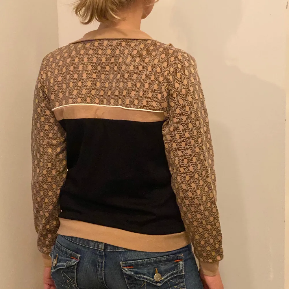 Säljer en snygg jacka från Amisu i beige och svart med ett coolt geometriskt mönster. Jackan har dragkedja och långa ärmar, perfekt för höst och vår. Den är i normal passform och passar både till vardags och lite mer uppklädda tillfällen.. Takit.
