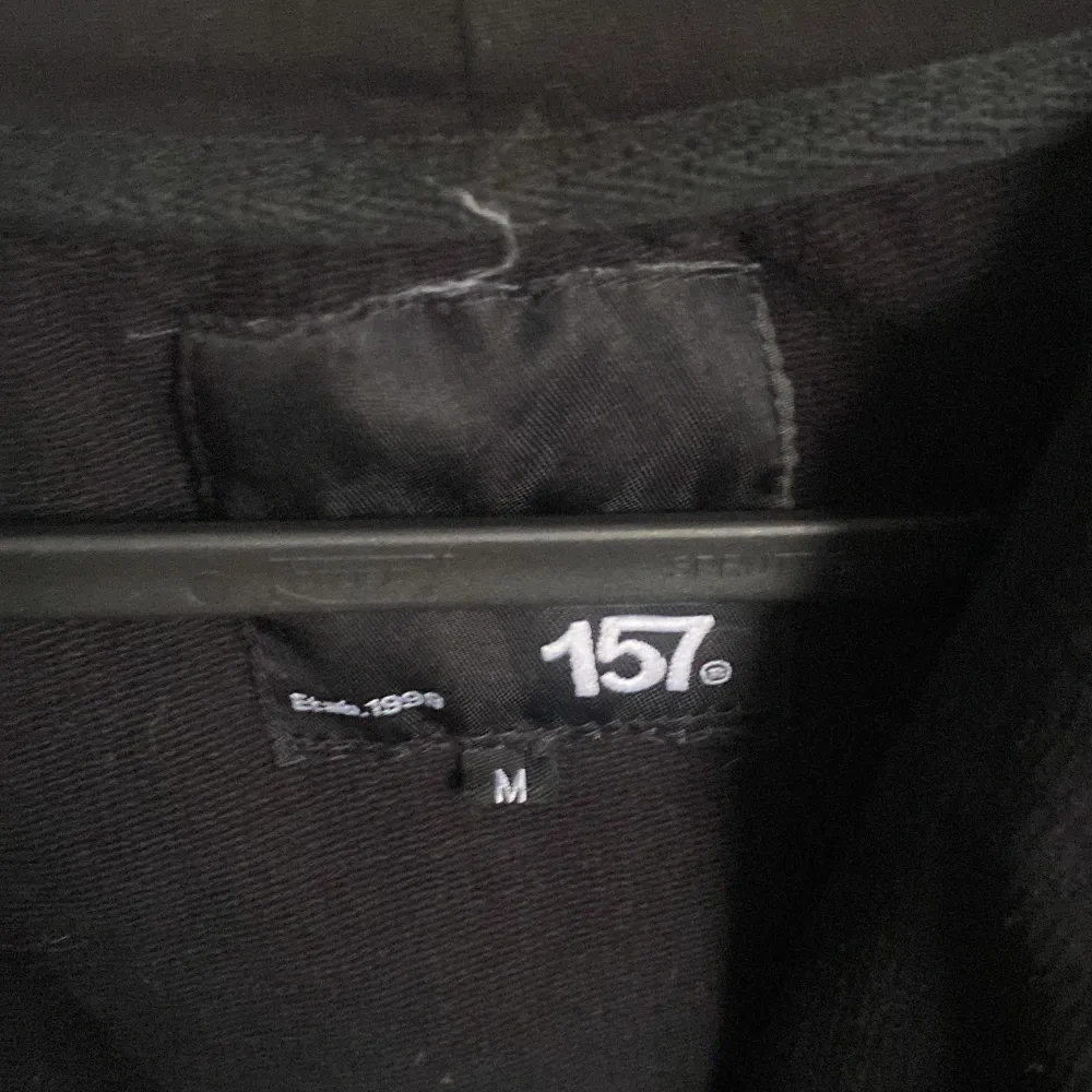 Säljer denna helt oanvända zip up hoodien med luva och fickor från lager 157 i storlek M. Hoodies.