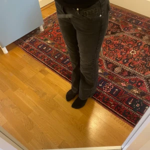 Mörk gråa jeans - Fina helt oanvända mörka jeans,köpta i augusti och är inte använda alls p.g.a för korta😀köpta från gekås/ullared❤️(själv e jag 158 cm lång)