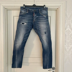 Dsquared 2  - Dsquared2 jeans  Storlek 46/ 30/32  Skick 9/10  Nypris 5000kr  Kvitto finns  Modellen är 179 och väger 65kg 
