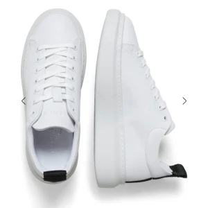 Sneakers  - Vita sneakers från pavement. Använda en gång, nypris 1399kr