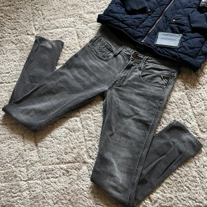 Replay jeans ANBASS - Säljer nu ett par gråa Replay Anbass jeans. Jeansen är storlek W29 L32 och passar dig som är ungefär 175-185 lång. Hör gärna av dig vid funderingar!