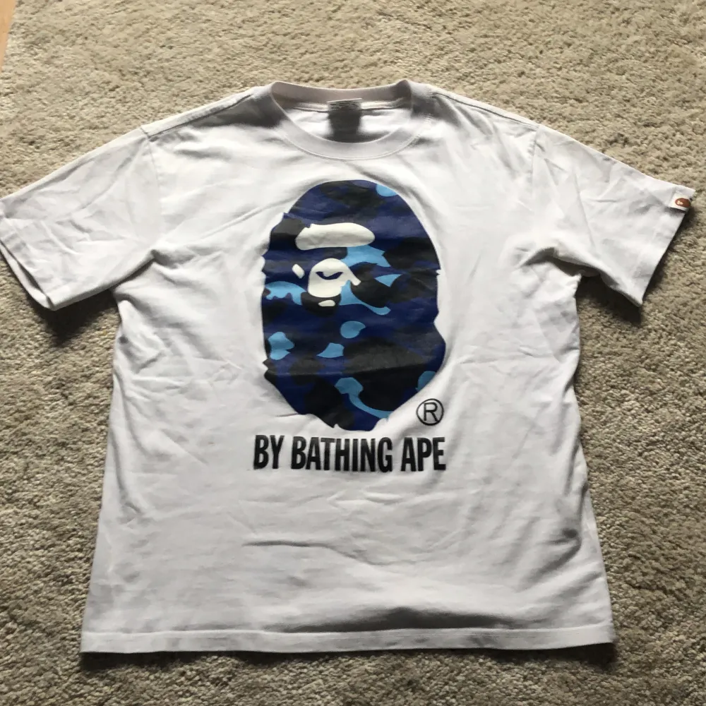 Tjena! Säljer min Bape T-shirt för den inte kommer till användning och passar inte mig. Köpt på en thrift som säljer märkeskläder och sånt. Priset är inte hugget i sten! Hör av er om ni har några frågor!  Mvh FHLN_SHOP. T-shirts.