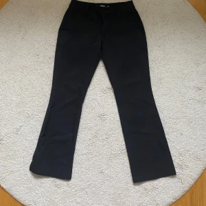 Kostymbyxor från BikBok - Detta är ett par kostymbyxor från BikBok i storlek 34. De är i modell Vera Petite, alltså kortare än vanlig längd. För korta för mig som är 160.
